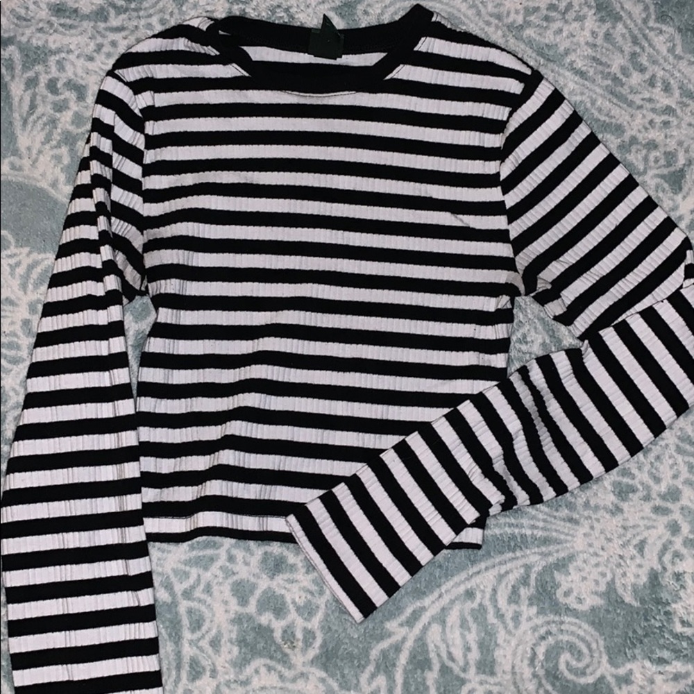 Cropped B&W Long Sleeve🌚